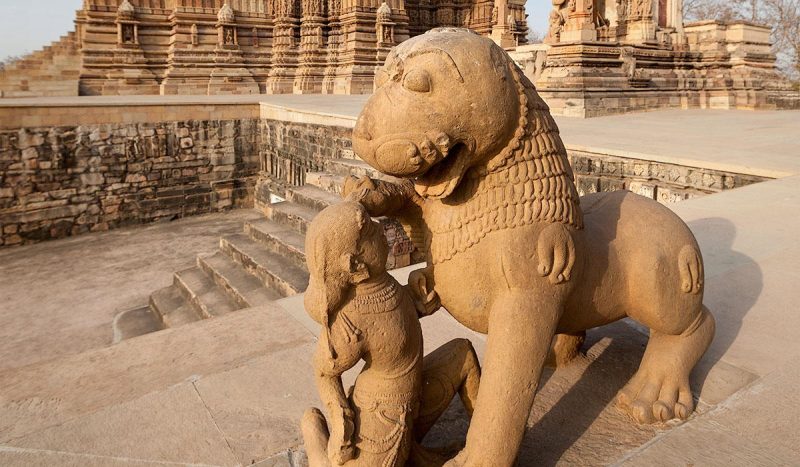 King and lion fight statue, Kandariya Mahadeva Temple